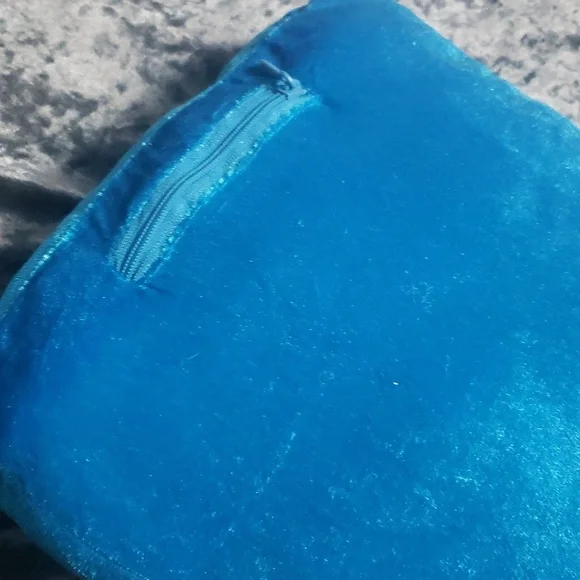 BNIB i-pod musical pillow with built-in speaker and auxiliary cord. - Picture 3 of 7